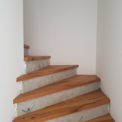 Treppe passgenau in Ihren Stiegenaufgang eingefügt